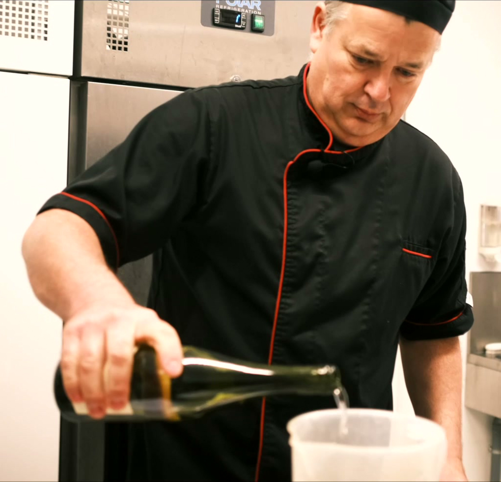 Préparation de la recette avec un vin local